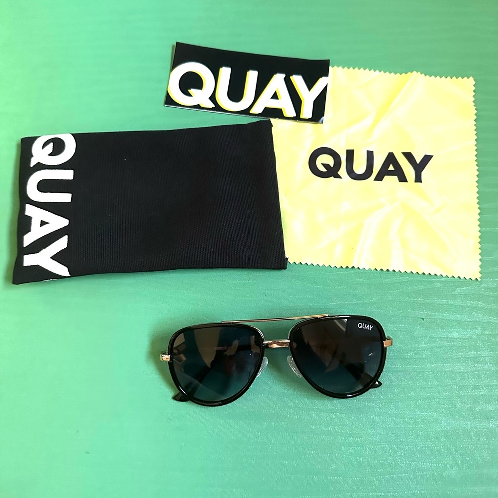 Quay Black / Gold Aviator Sunglasses with Polarized lenses | NWOT